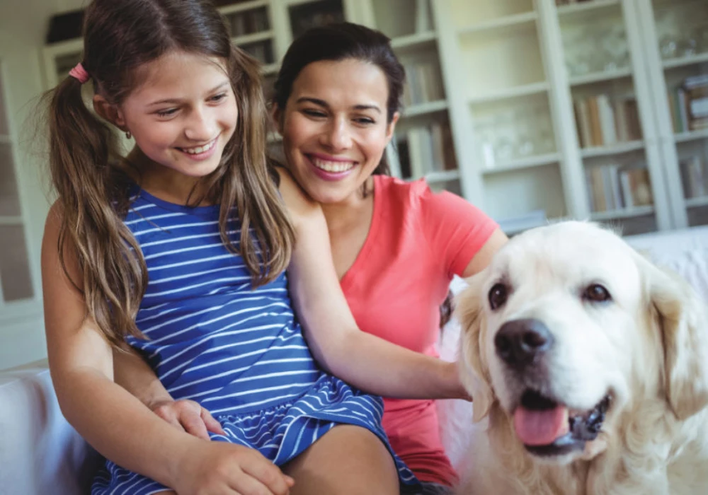 familia y mascota sentadas en un sillon