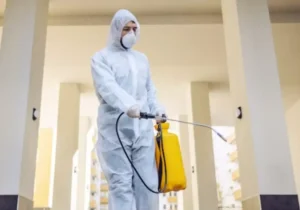 Equipo especializado realizando fumigación integral en áreas comunes de un edificio